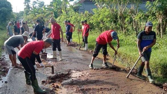 Warga Desa Kompak Gotong Royong Membersihkan Saluran Irigasi Jelang Musim Tanam