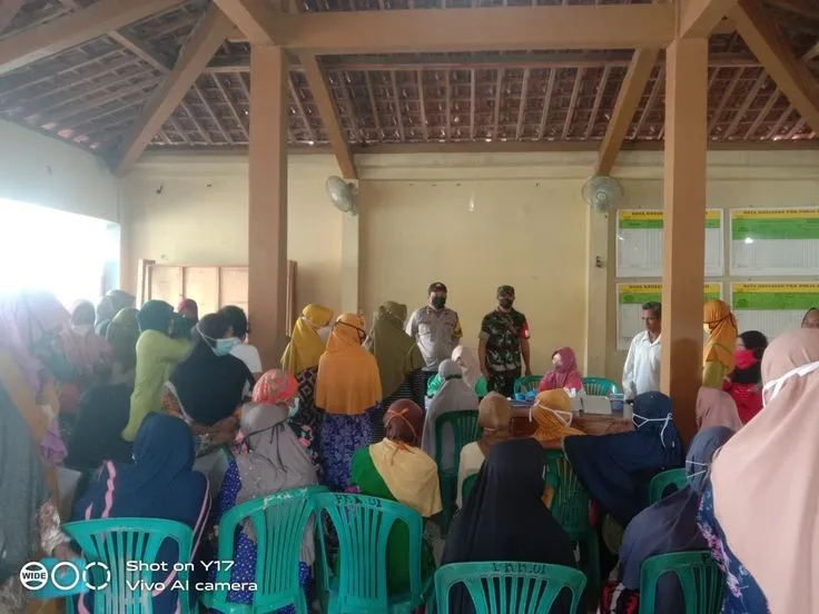 Pemerintah Desa Salurkan Bantuan Sosial kepada Warga Kurang Mampu