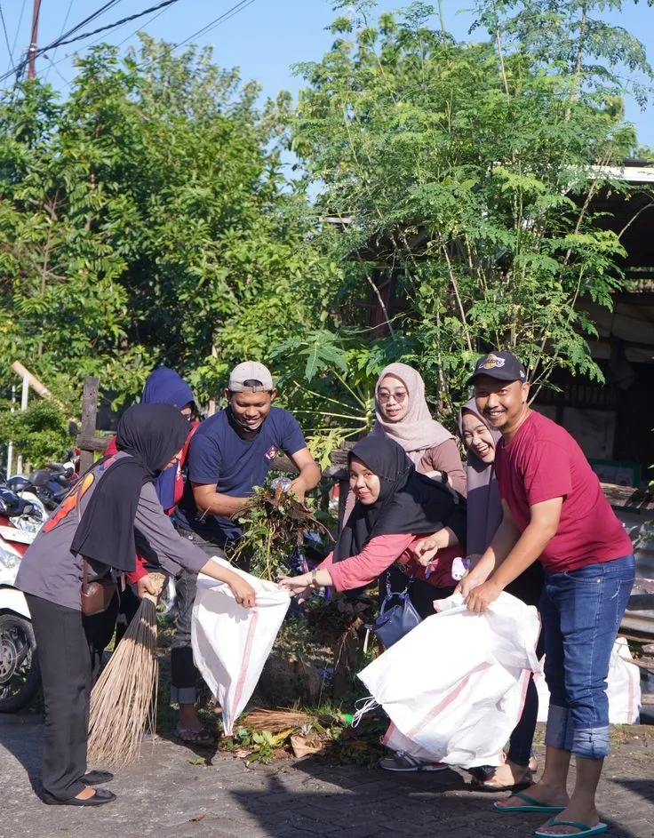 Kerja Bakti Warga Bersihkan Lingkungan Menjelang Musim Penghujan