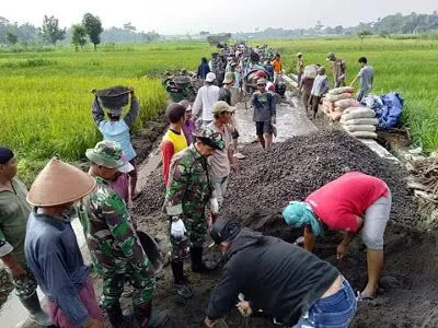 Kegiatan Kerja Bakti Membersihkan Lingkungan